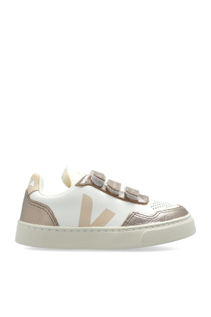Sports shoes 