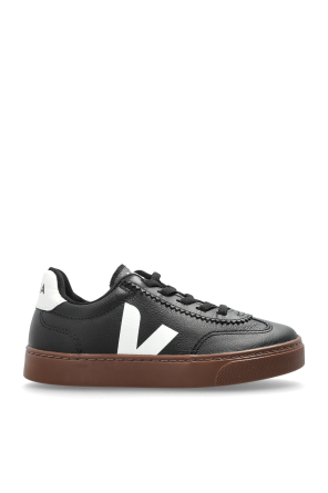 Sports shoes 