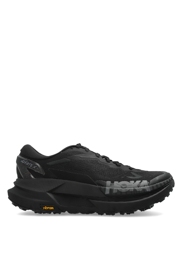 Sports shoes 