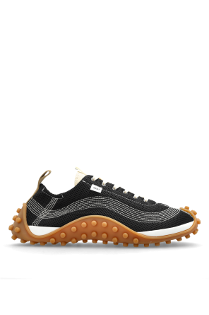 Sports shoes with logo