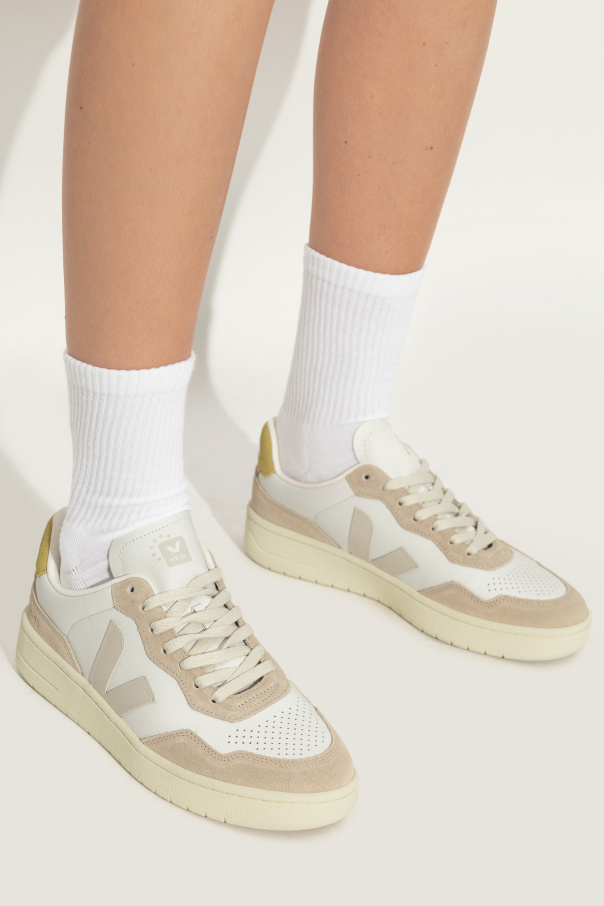 Veja Sneakers V-90