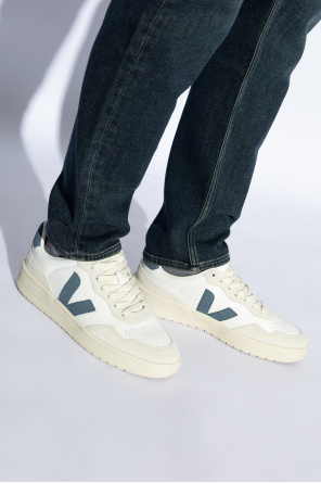 ‘v-90’ sports shoes od Veja