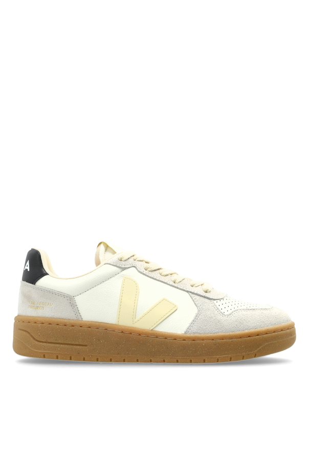 Sports shoes 