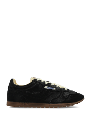 Sports shoes 