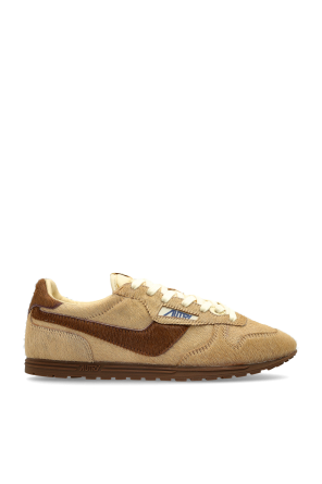 Sports shoes 