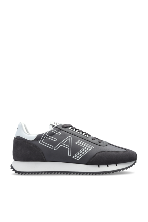 Sports shoes with logo
