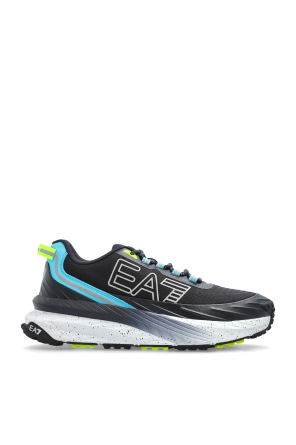Sports shoes with logo