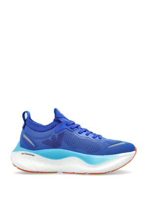 Sports shoes with logo