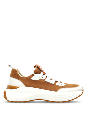 Sports shoes with logo