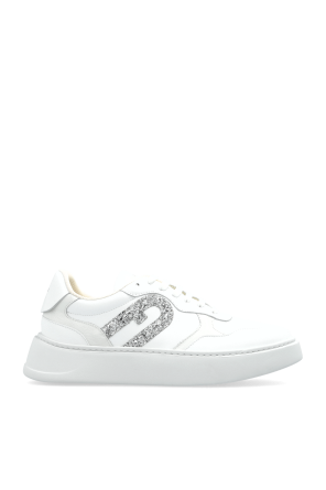 Sports shoes with logo