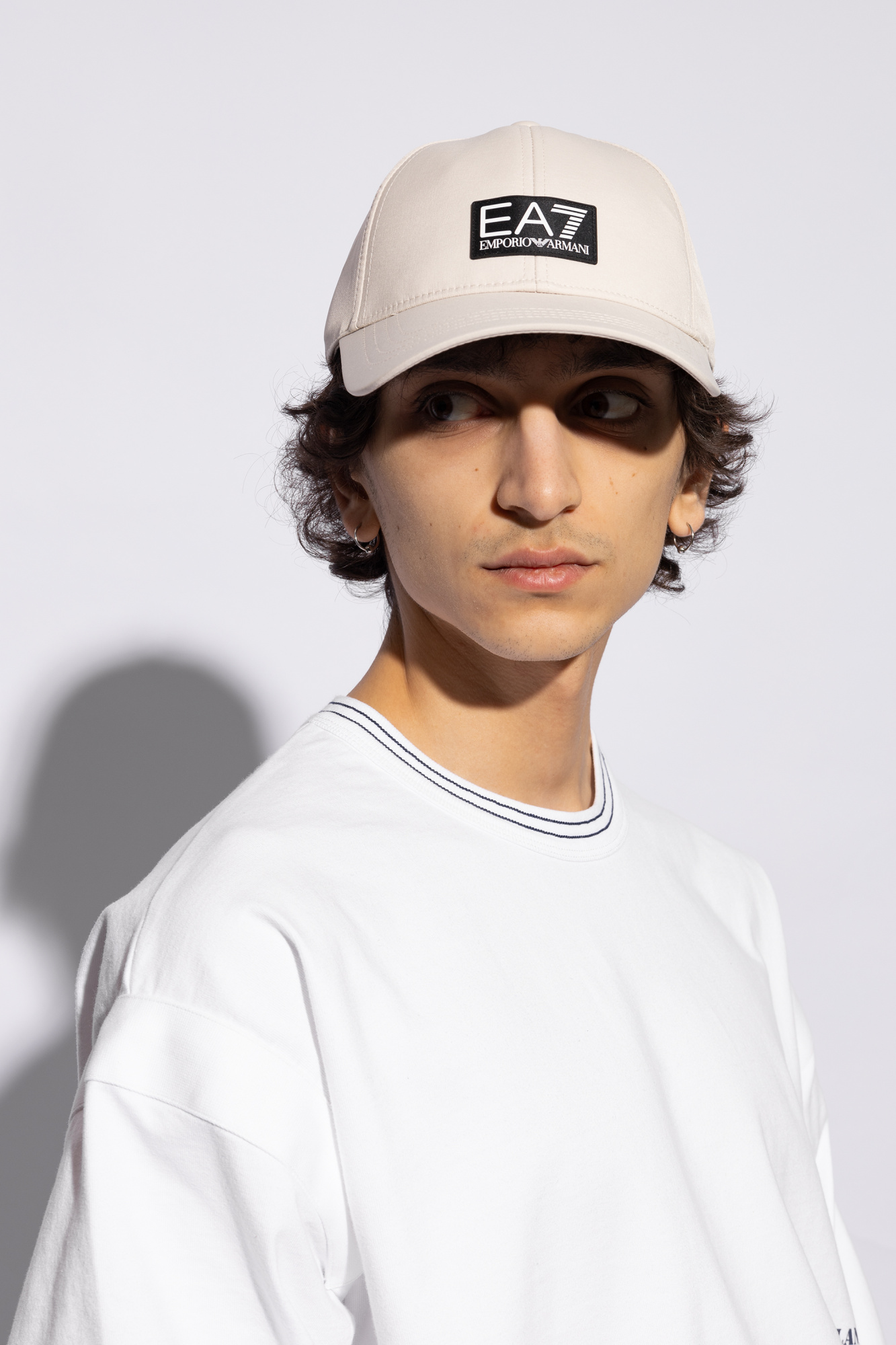 Armani Jeans longsleeved T-shirt Bianco Baseball cap from the ‘Sustainability’ collection