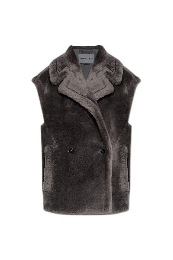 Furry vest ‘Carly’ od STAND STUDIO