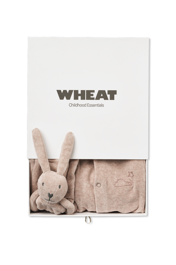 ‘Robin’ baby romper and plush rabbit od Wheat