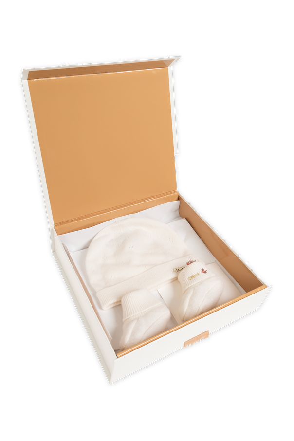 Baby set: hat and socks od Chloé Kids