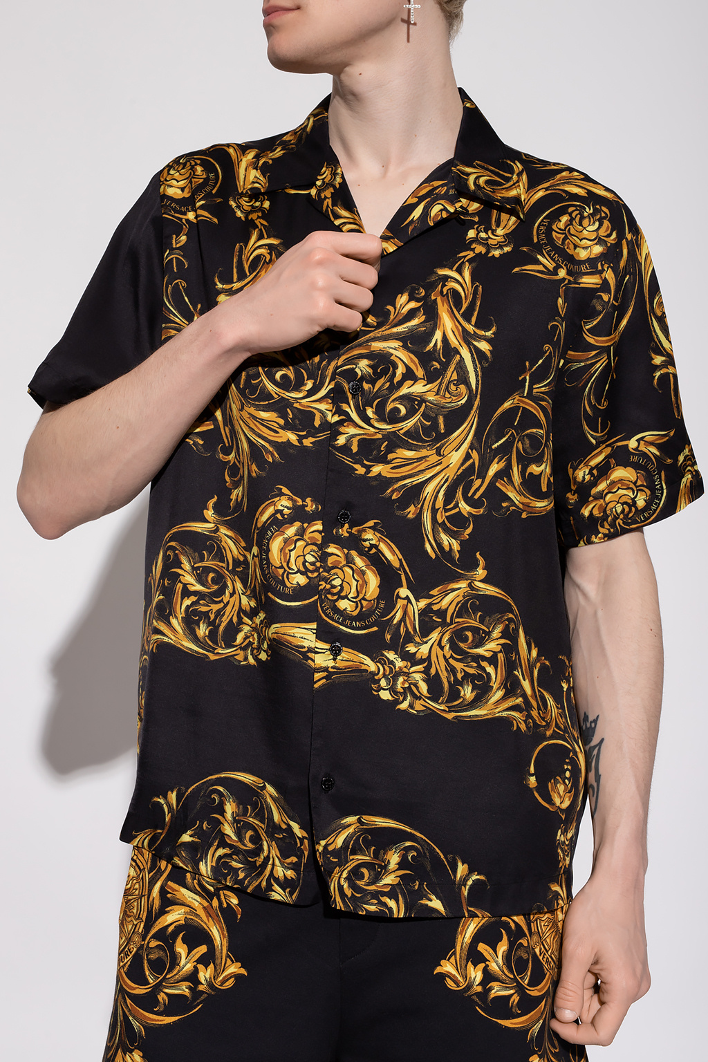 are splashed onto a T-shirt and the Patterned marinho shirt