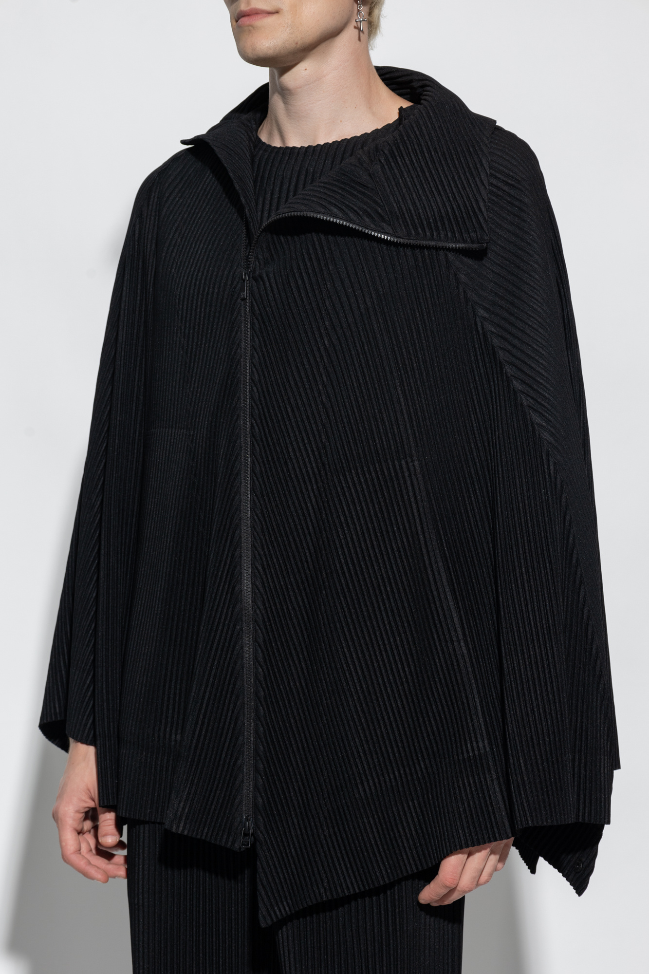Louis Vuitton Asymmetrical Pleated Cape BLACK. Size 34