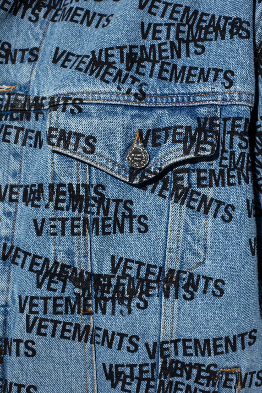VETEMENTS the ™ Robbiee Shirt elevates your look perfectly