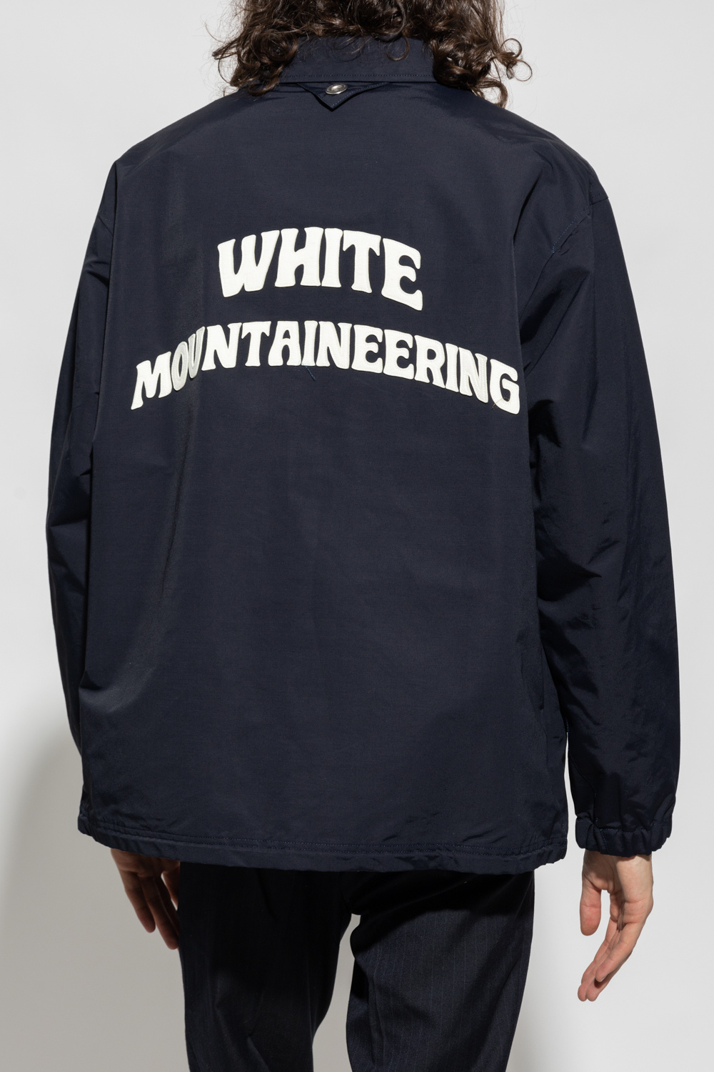 White Mountaineering T-shirt Easy castanho logótipo preto