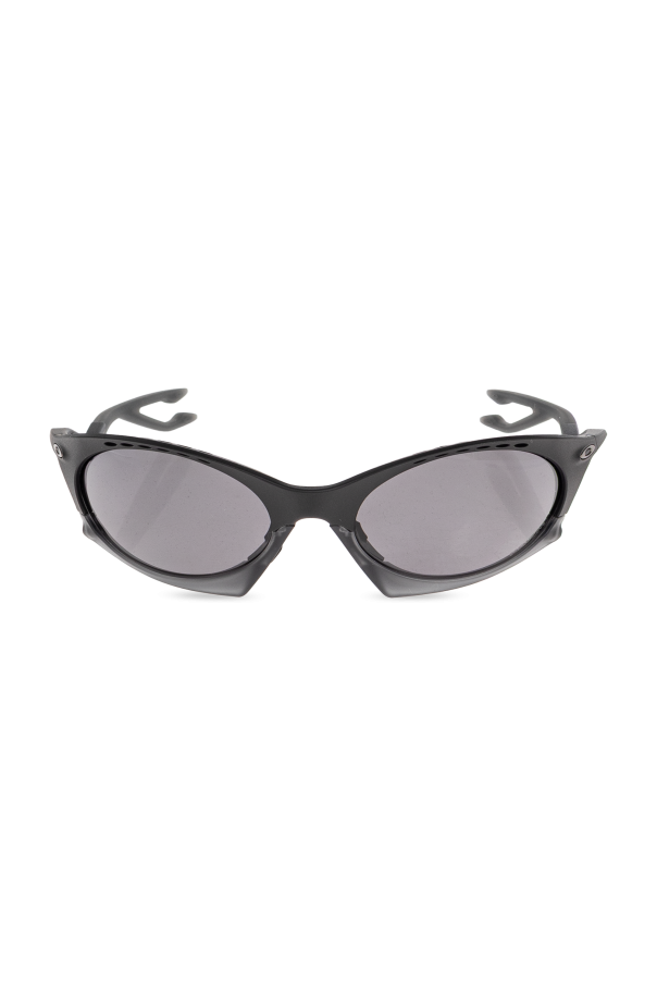‘Plantaris’ sunglasses od Oakley