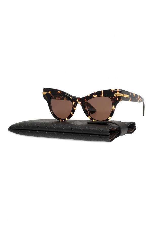 Bottega Veneta Kuboraum hammered frame Rounded sunglasses Schwarz