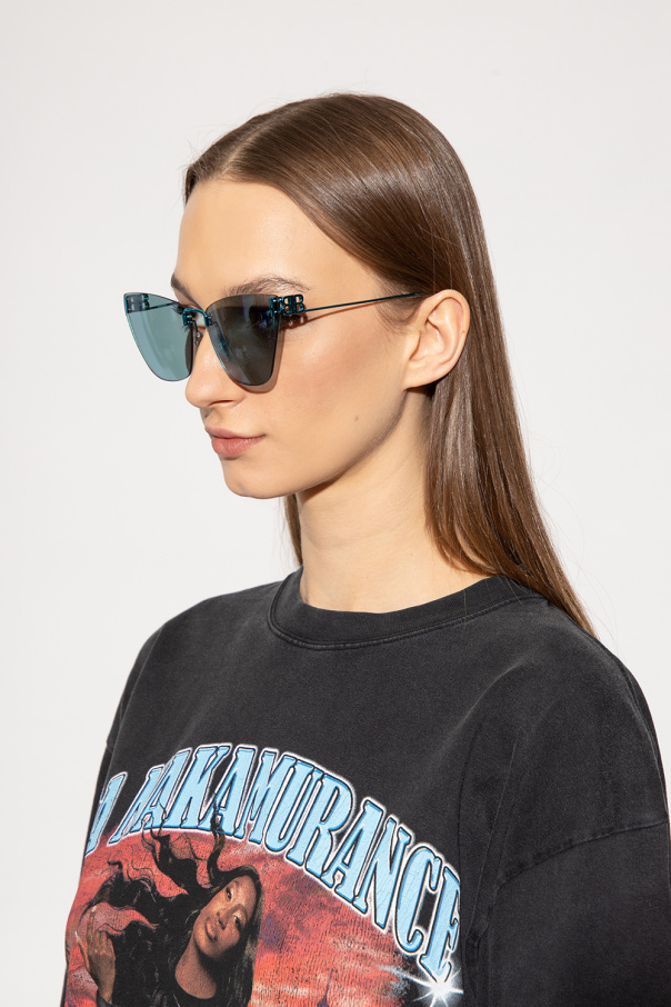Balenciaga sunglasses boasts a classic rectangle silhouette