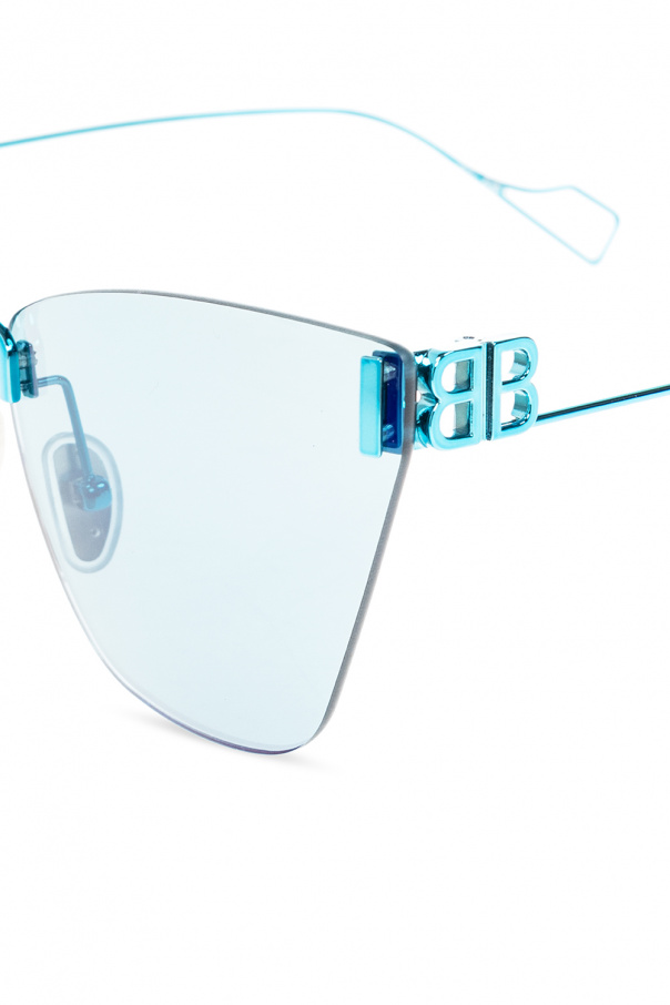 Balenciaga sunglasses boasts a classic rectangle silhouette