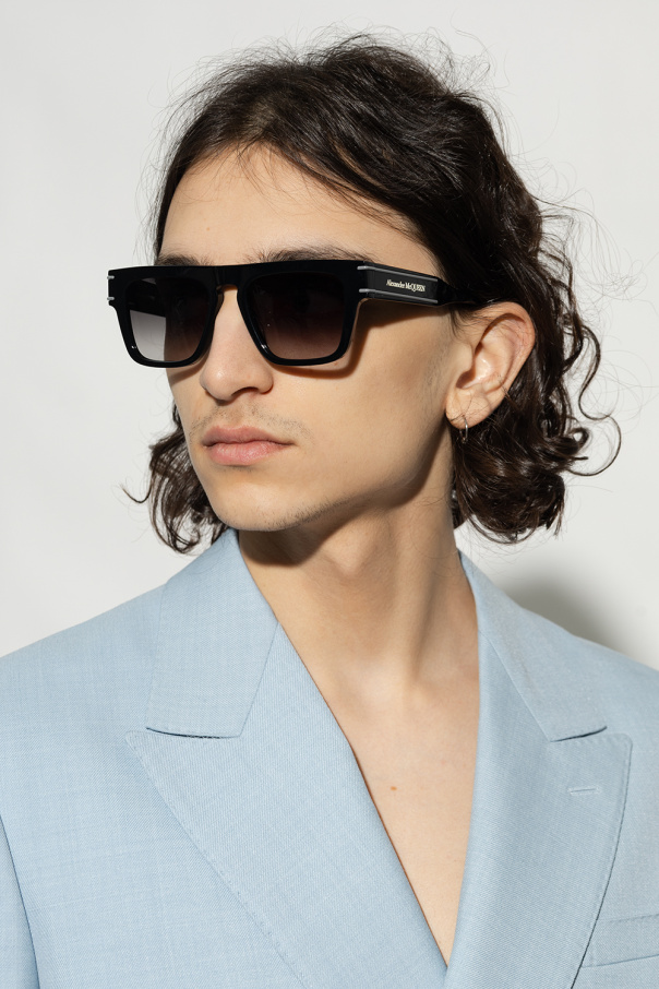 Alexander McQueen Versace Eyewear curved aviator sunglasses Grau