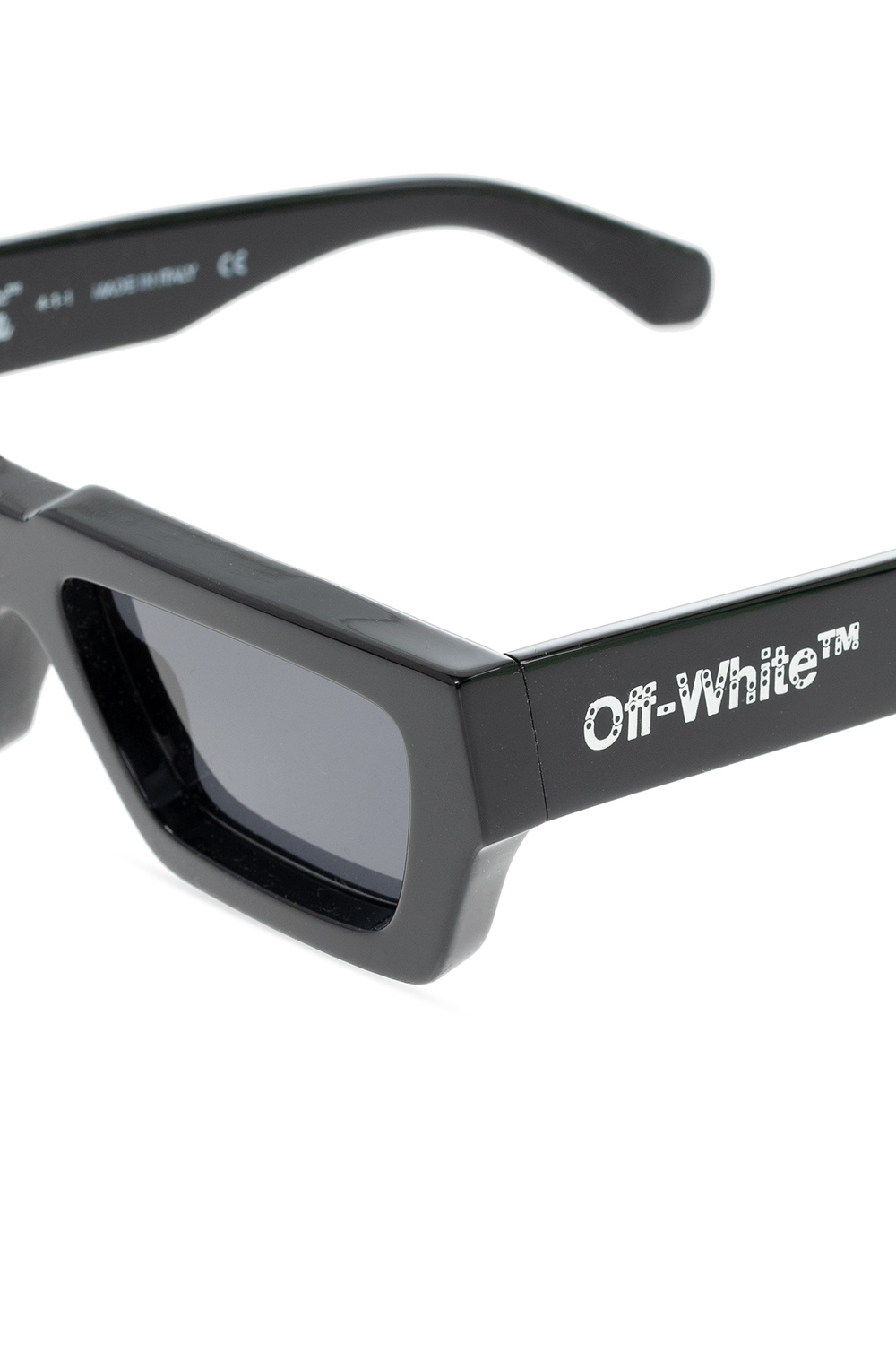 Off-White Add the finishing touches to their summer outfit with these sunglasses