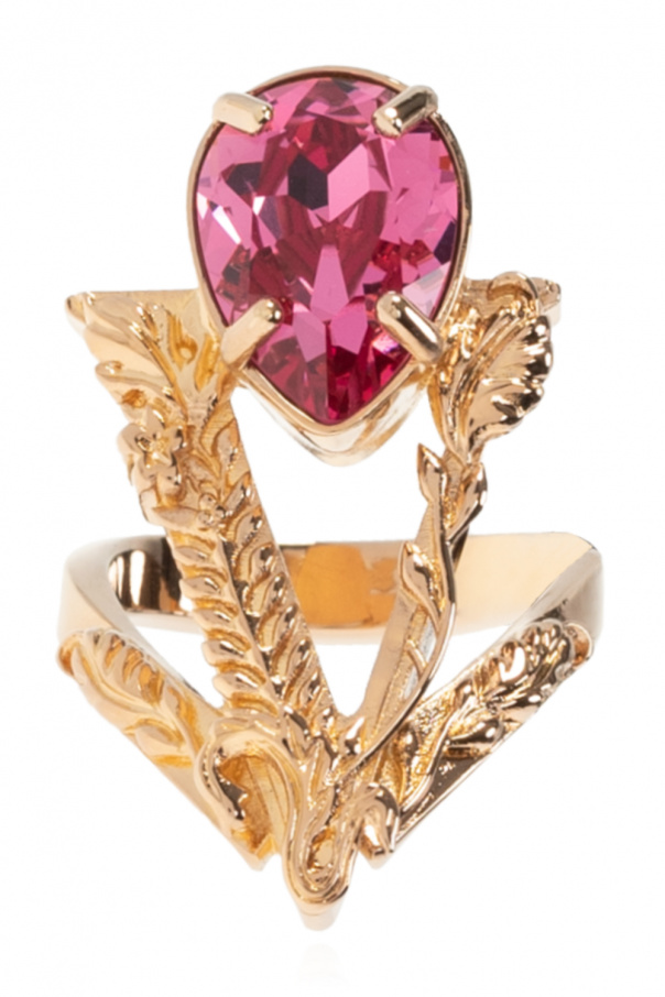 Versace Pierścień w kolorze złotym w kształcie logo Versace. Ozdobiony różowym kryształem