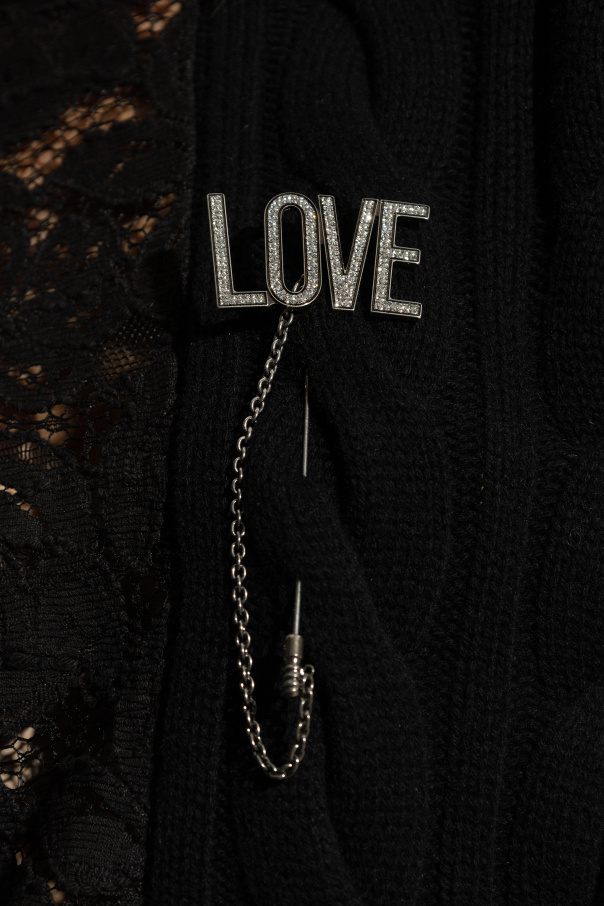 Moschino Brosche mit der Aufschrift „LOVE“