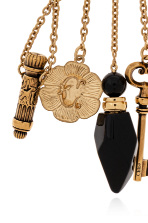 Chloé Llavero con colgantes