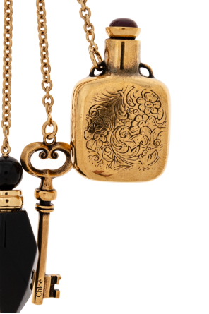 Chloé Llavero con colgantes