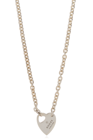 Collar de plata con colgante en forma de corazón