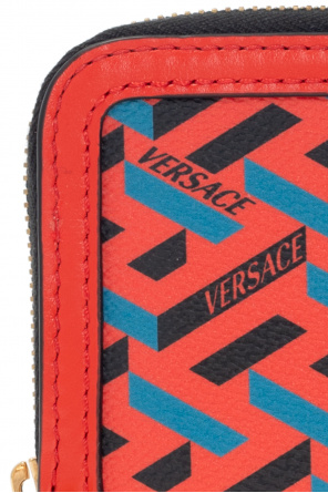 Versace that combines music, art and fashion