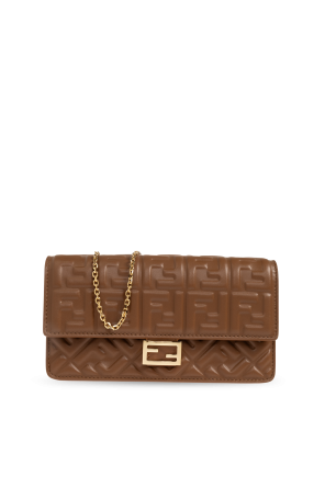 Cartera de cuero con cadena