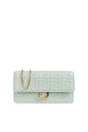 Cartera de cuero con cadena