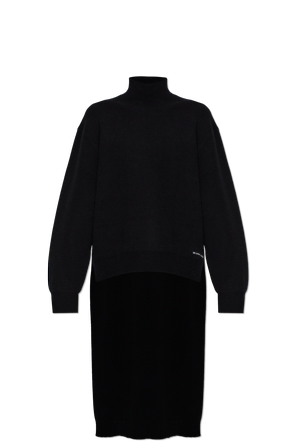 Wollpullover mit asymmetrischem Schnitt