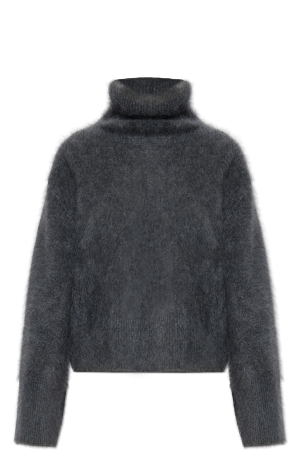 Cashmere turtleneck od Lisa Yang