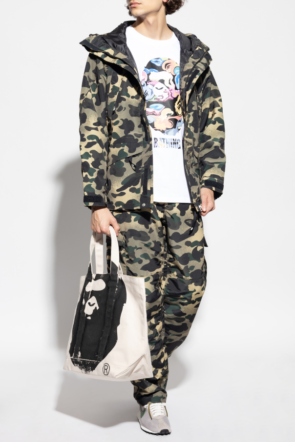 A BATHING APE® Pantalones con estampado de camuflaje