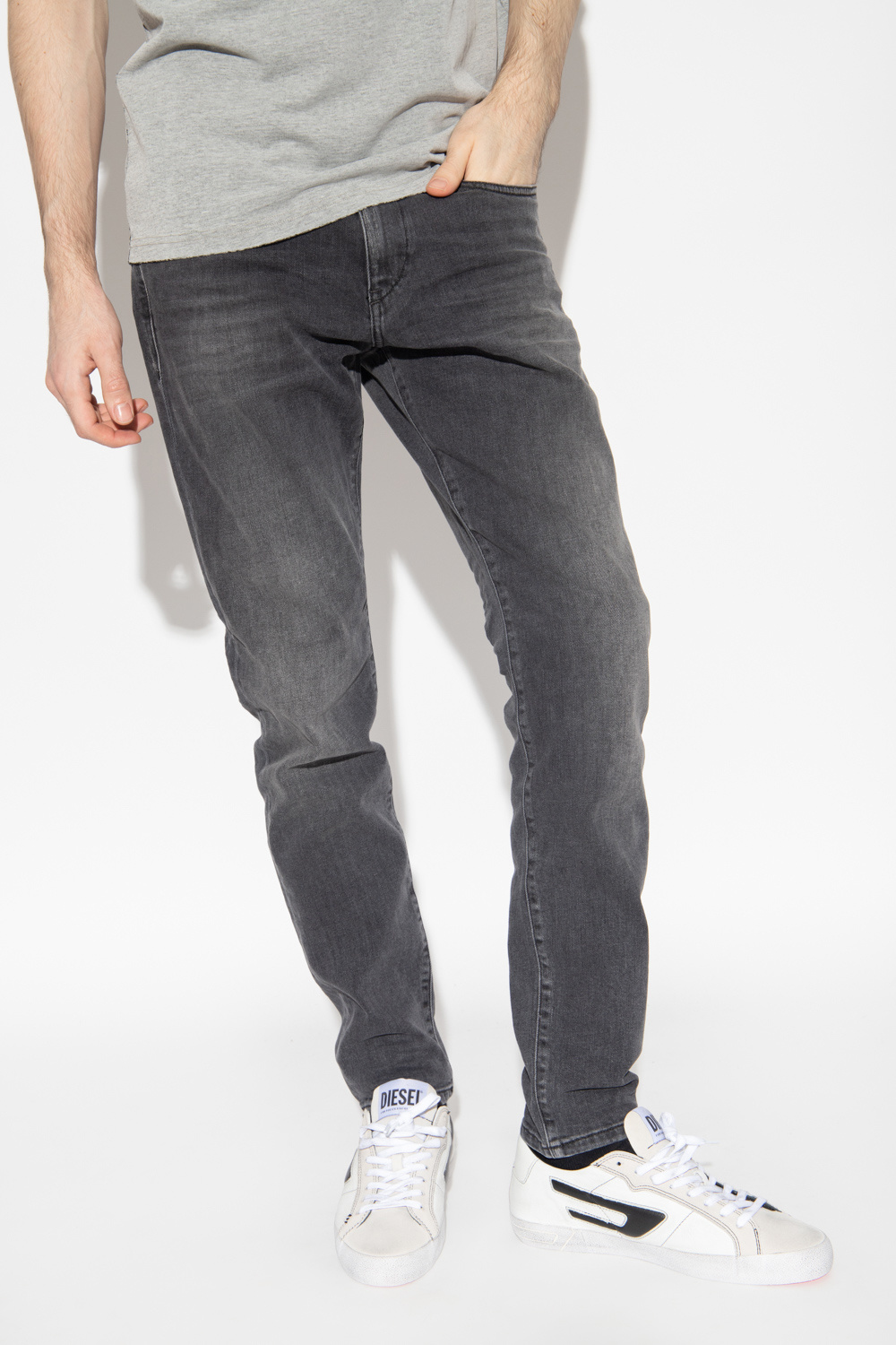 Diesel '2019 LDN DNM carrot fit jeans in mid washed blue