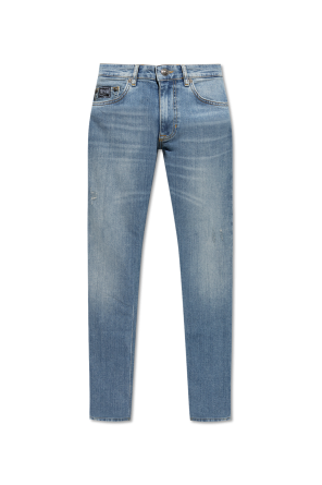 Jeansy typu `slim fit`