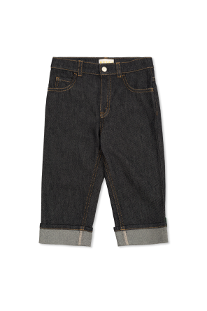 Jeansy z zawijanymi nogawkami