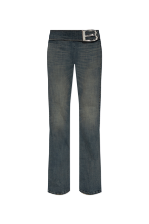 Jeans con pernera acampanada