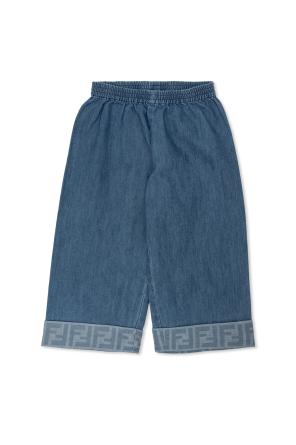 Jeansy z zawijanymi nogawkami