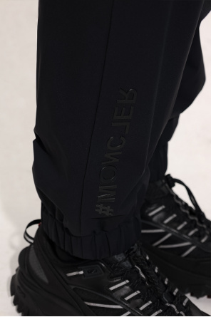 Moncler Grenoble Löpande shorts med delad nederkant