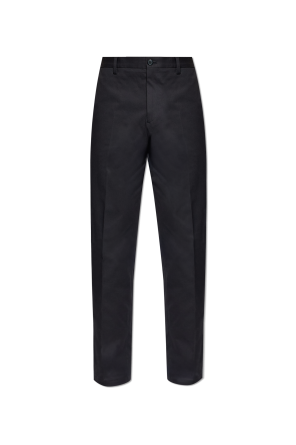 Calças com perna afunilada e vinco