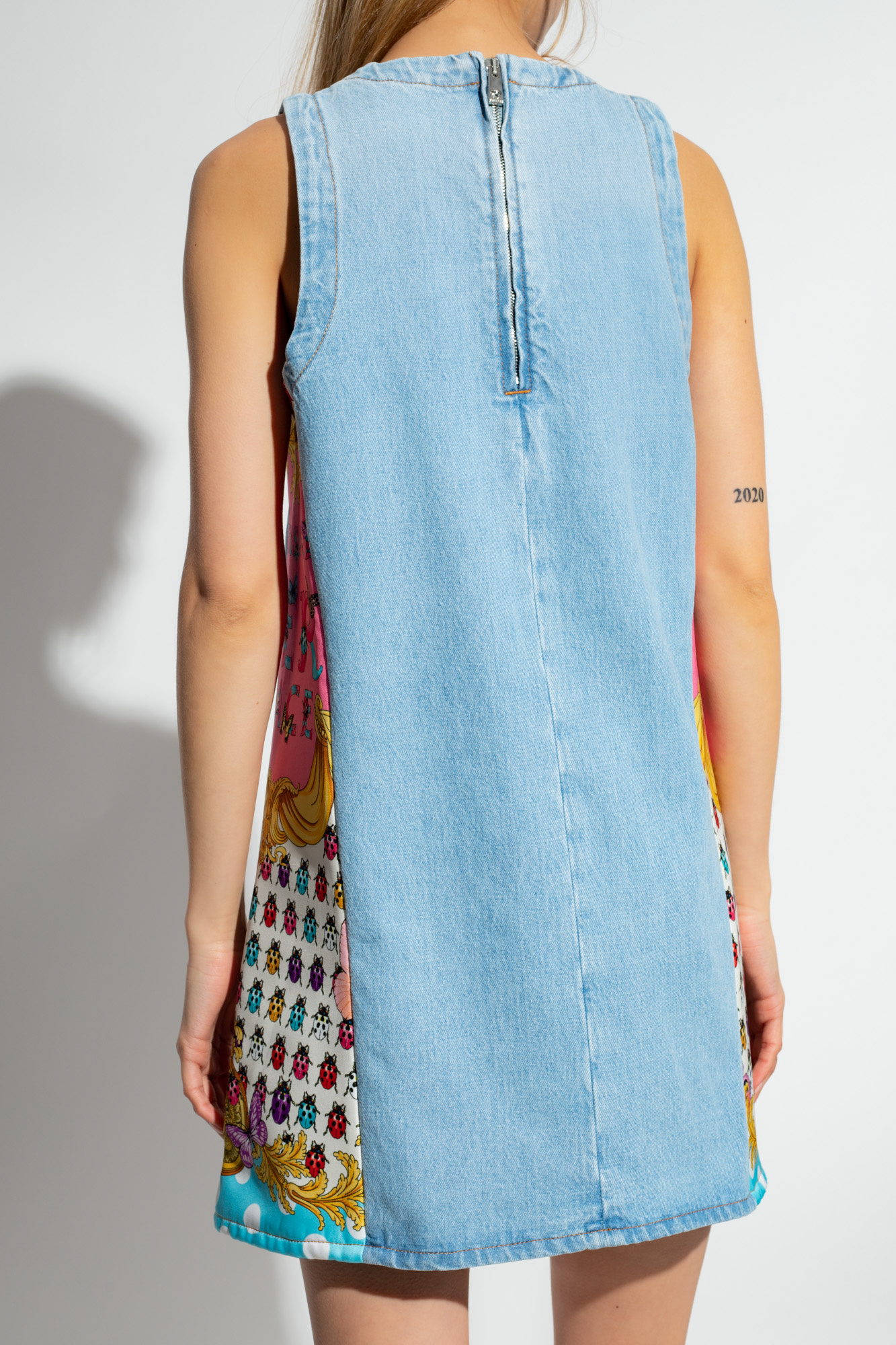 Versace Jeansowa sukienka z kolekcji ‘La Vacanza’