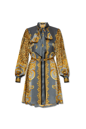 Vestido de seda con cinturón en la cintura