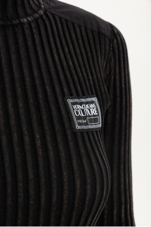 Versace Jeans Couture Reclaimed Vintage Inspired Plus Mörkgrå t-shirt med tvättad finish och bandtryck med sol
