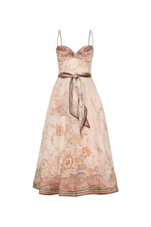 Vestido con cinturón en la cintura